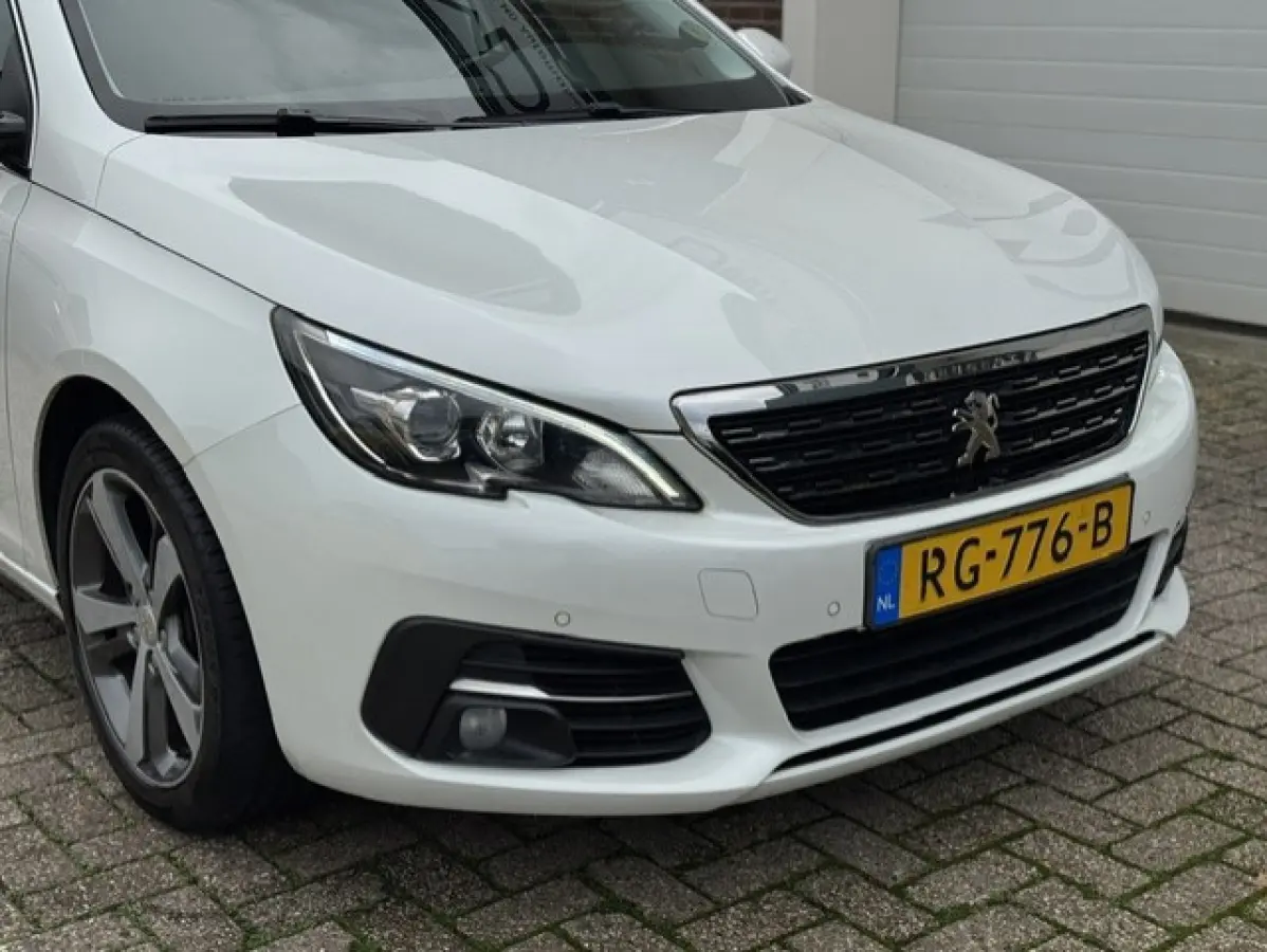 1.2 Premium -Nieuwe Distributie riem-Panoramadak - Origineel Nederlands met NAP - Nieuwe APK - LED - Camera