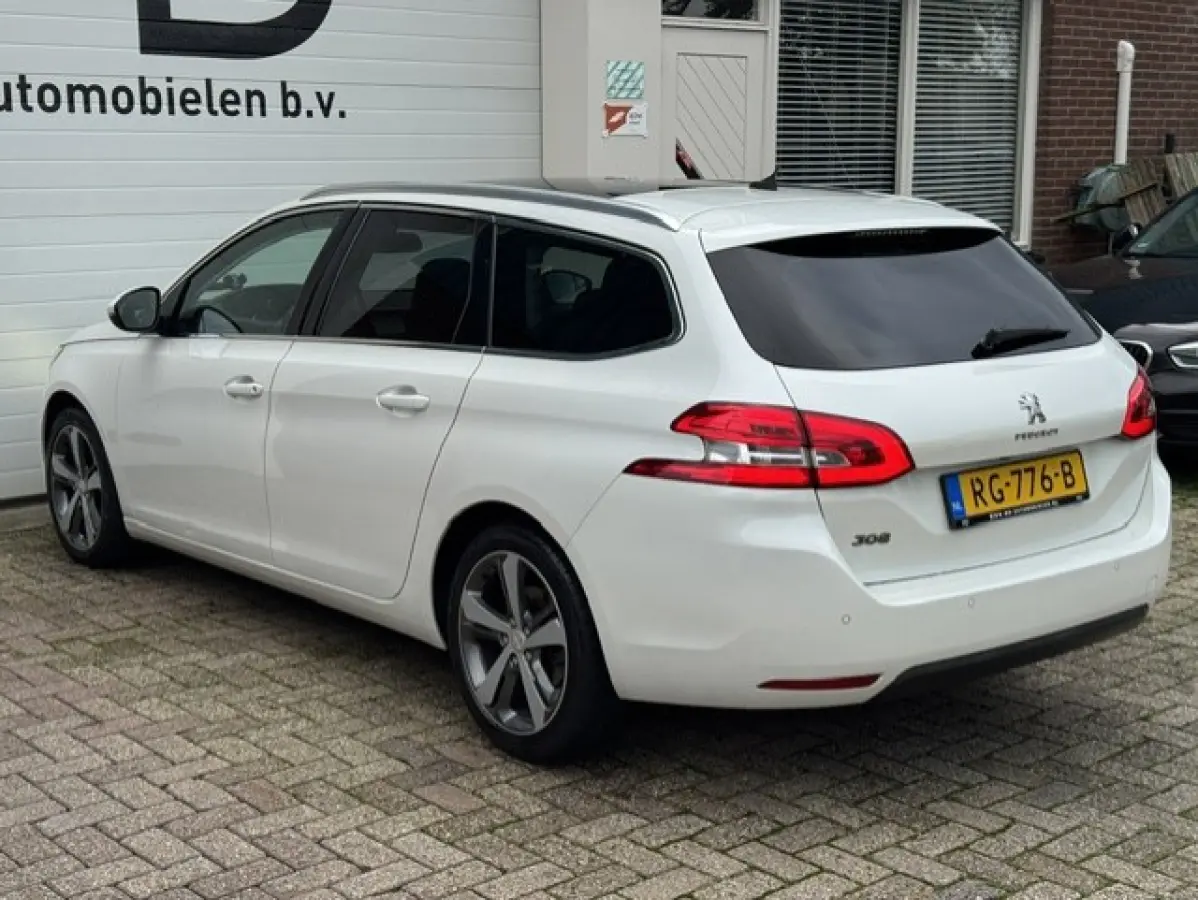 1.2 Premium -Nieuwe Distributie riem-Panoramadak - Origineel Nederlands met NAP - Nieuwe APK - LED - Camera