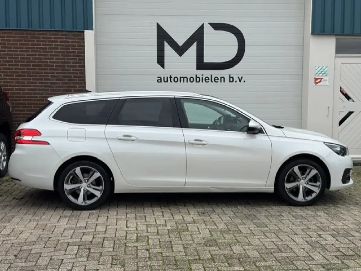 1.2 Premium -Nieuwe Distributie riem-Panoramadak - Origineel Nederlands met NAP - Nieuwe APK - LED - Camera
