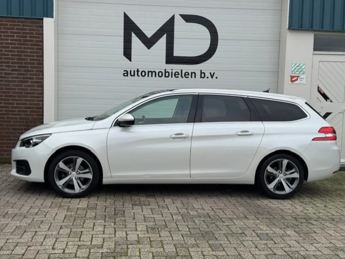 1.2 Premium -Nieuwe Distributie riem-Panoramadak - Origineel Nederlands met NAP - Nieuwe APK - LED - Camera