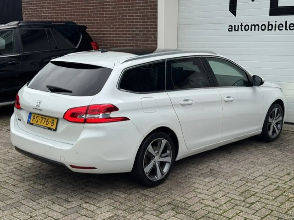 1.2 Premium -Nieuwe Distributie riem-Panoramadak - Origineel Nederlands met NAP - Nieuwe APK - LED - Camera
