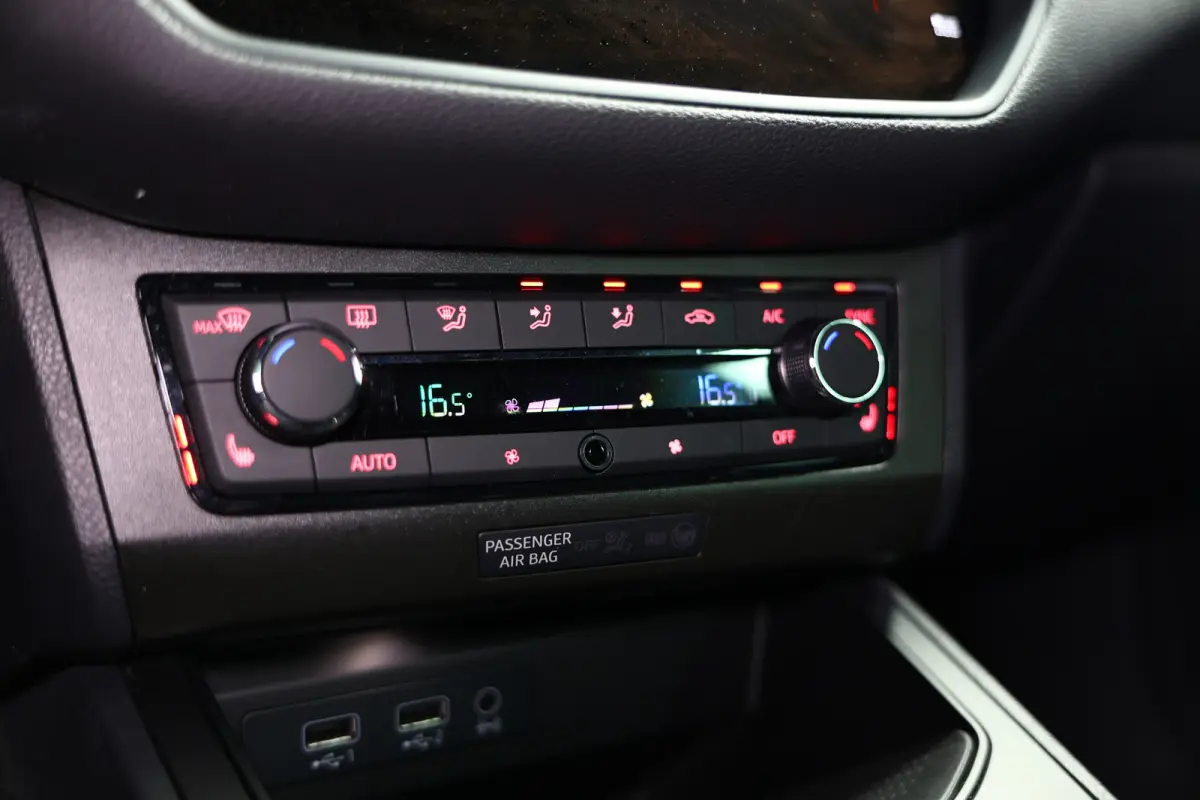 1.0 TSI FR NAVI CLIMA CRUISE SFEER BEATS PDC LED CAMERA BT NFC SDP '19