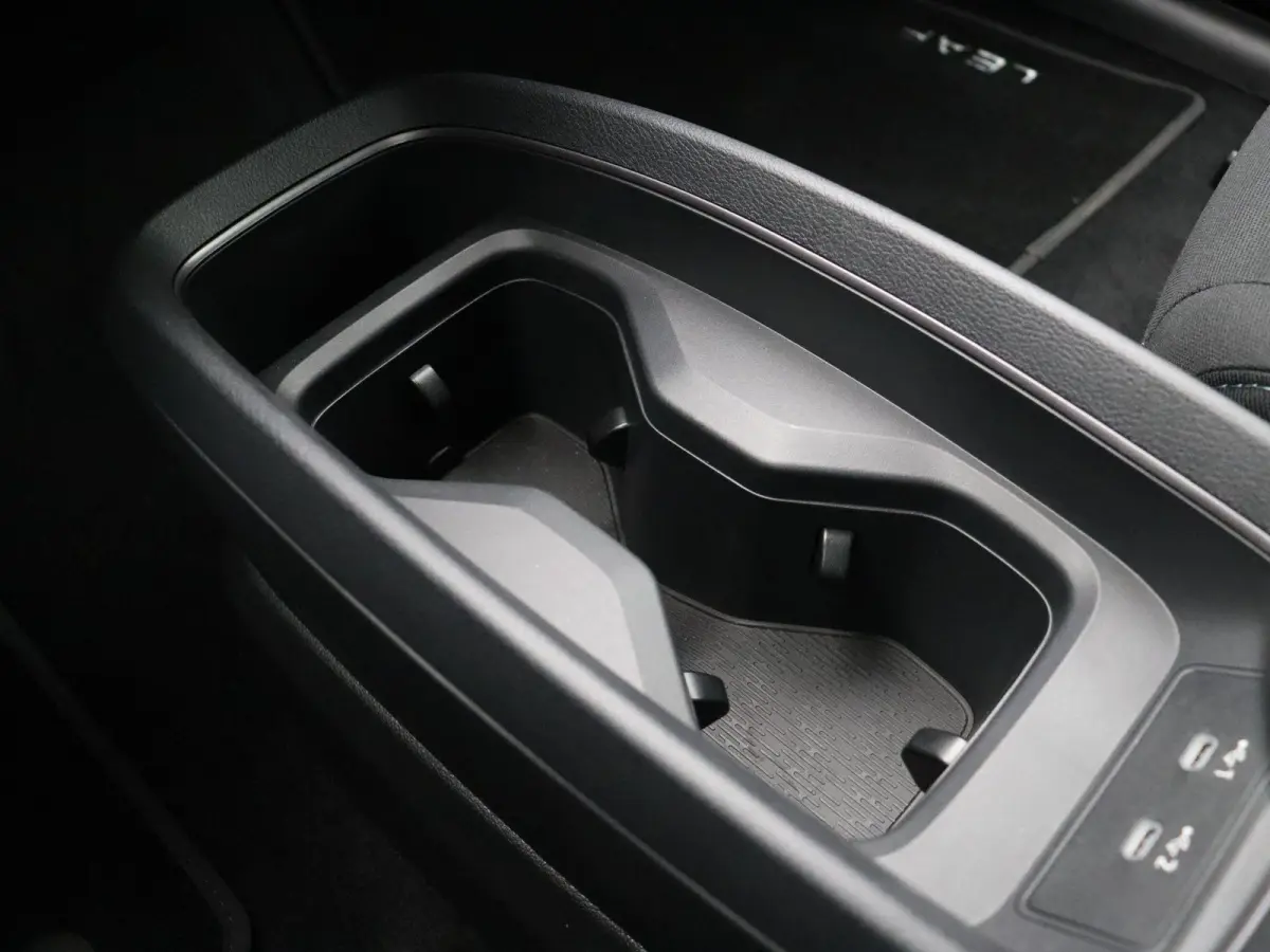 Engage Plus 52 kWh | Getint Glas | 451 km WLTP | Stoelverwarming | Stuurwielverwarming |