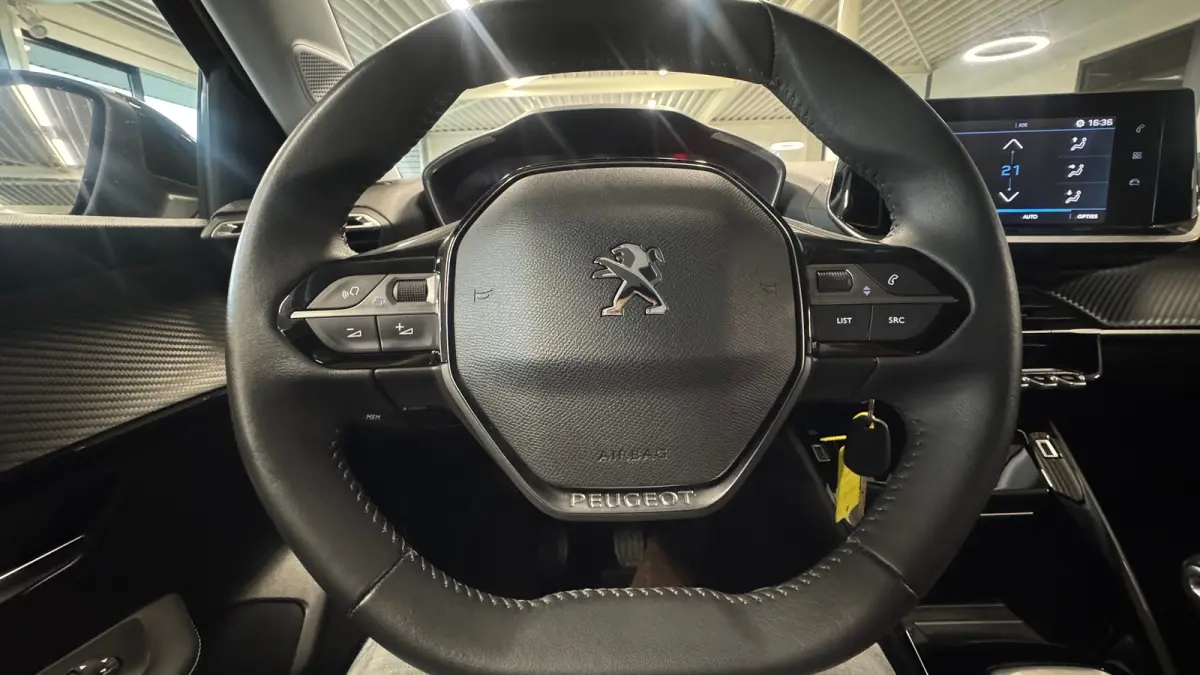 1.2 PURETECH 100PK ALLURE PACK / NAVI / LEDER / CLIMA / FULL-LED / PDC / 16" LMV / APPLE CARPLAY / CAMERA / KEYLESS / CRUISECONTROL !!