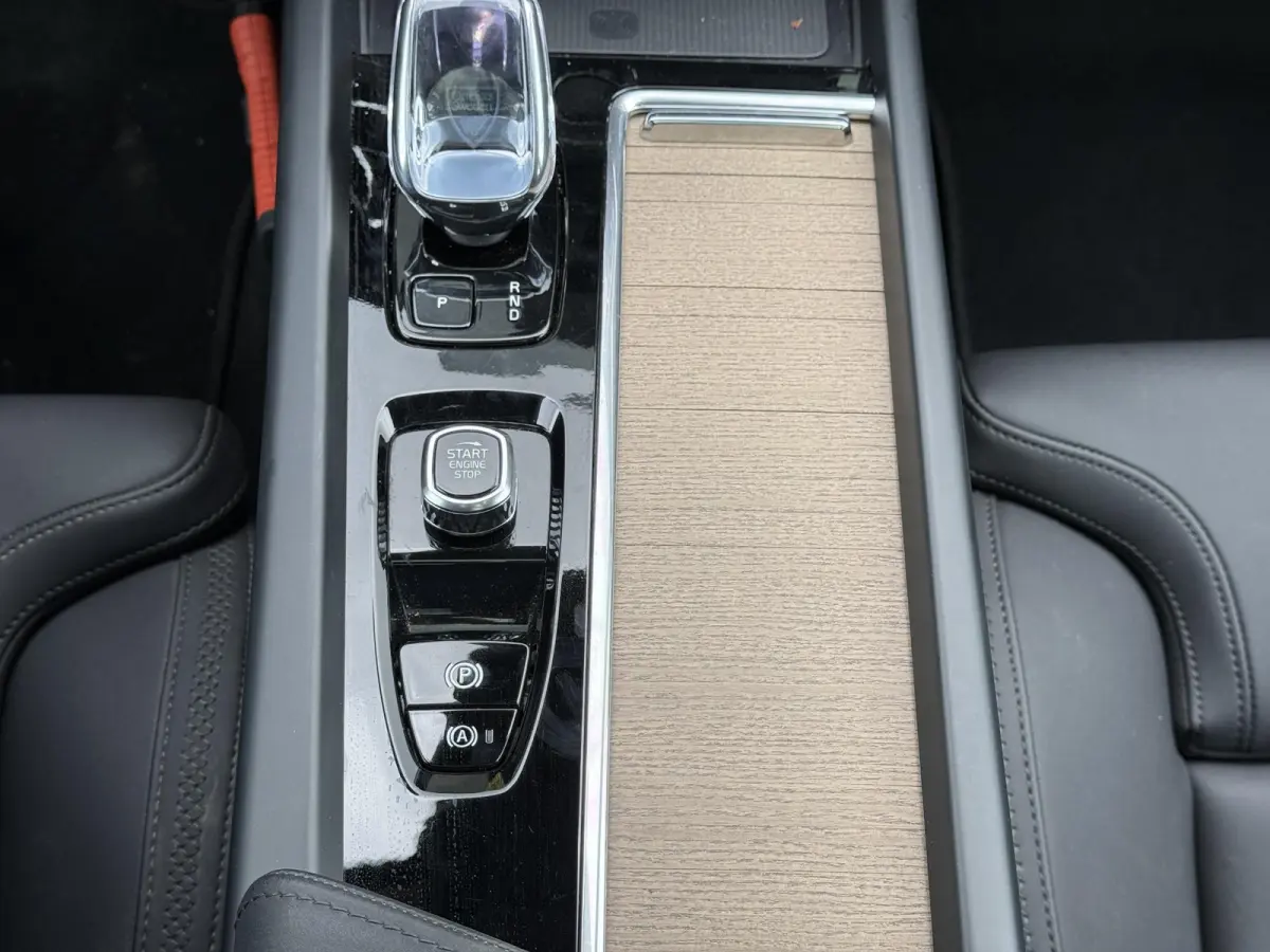 T6 Plug-in hybrid AWD Ultra Dark | Panodak | Trekhaak |