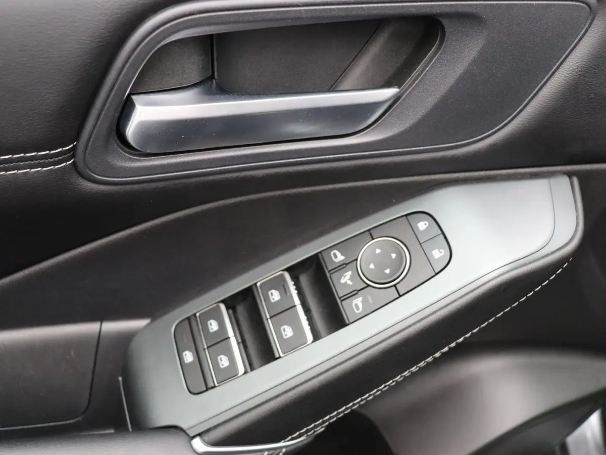 1.5 e-Power N-Connecta | Rondomzicht camera | Dodehoek detectie | Climate control | Stoel, stuur en voorruitverwarming | Panoramadak | Google maps |