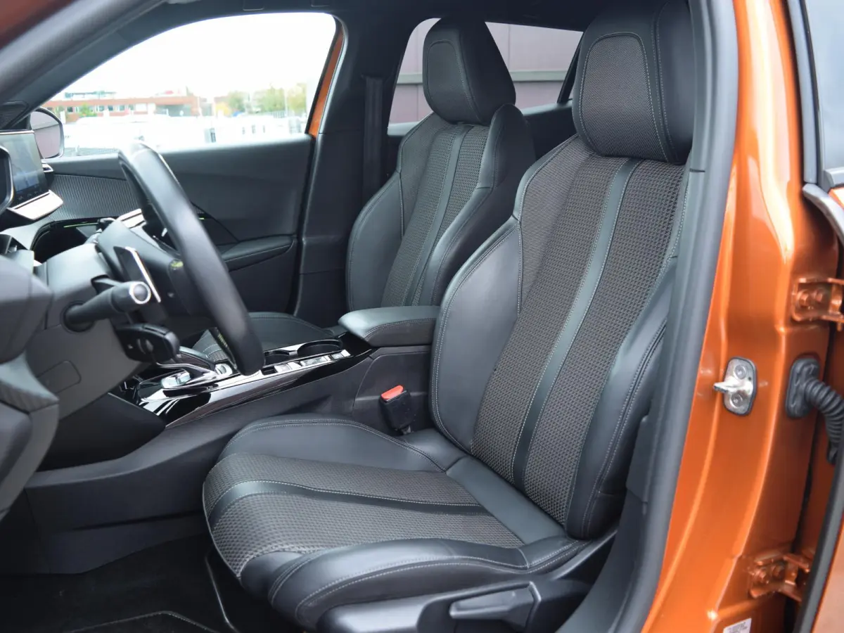 1.2 PureTech GT-Line | AUTOMAAT | 130 PK | SCHUIF / KANTELDAK | PARKEERSENSOREN MET CAMERA | 49.563 KM