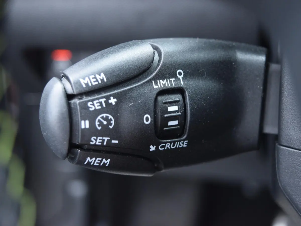1.2 PureTech GT-Line | AUTOMAAT | 130 PK | SCHUIF / KANTELDAK | PARKEERSENSOREN MET CAMERA | 49.563 KM
