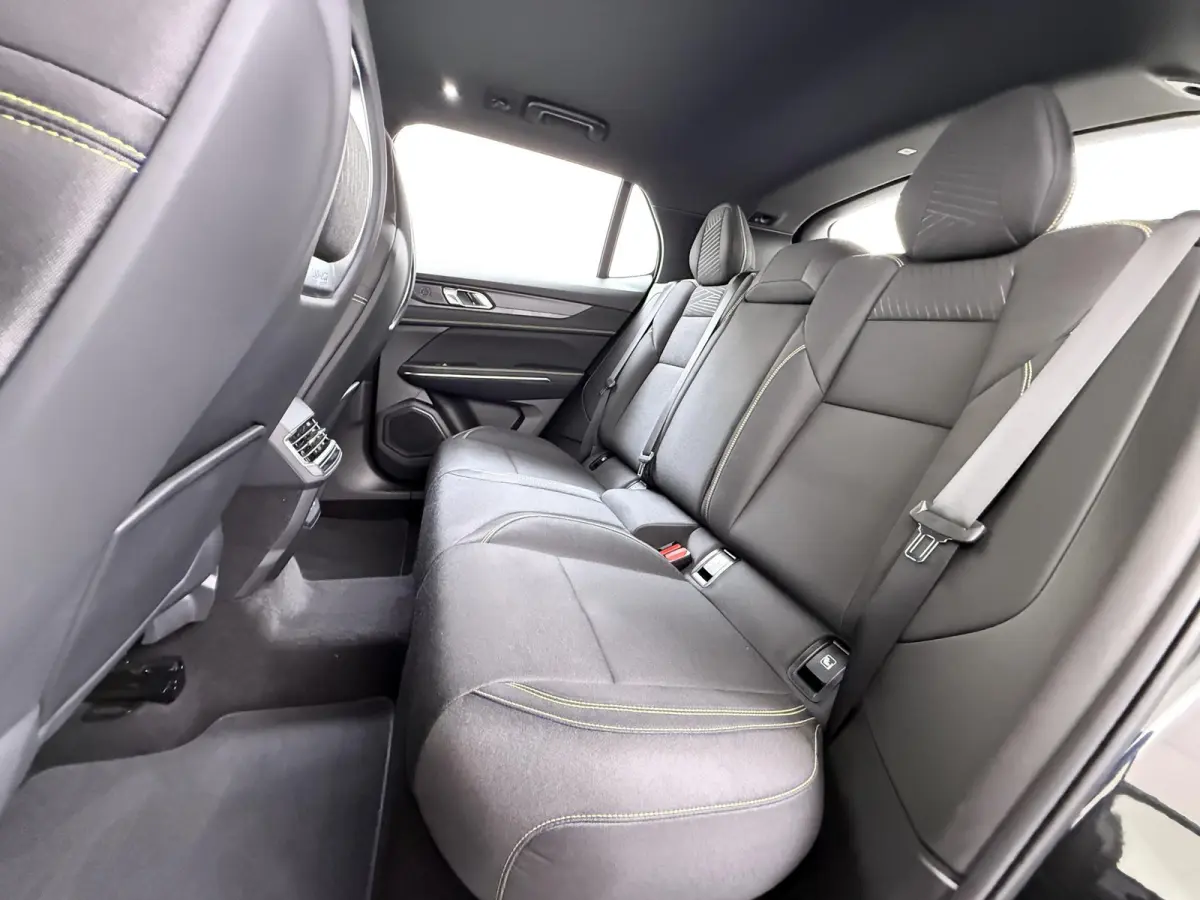 1.5 Core FABRIEKSGARANTIE T/M 2030!!! | ACHTERUITRIJ CAMERA | APPLE CARPLAY / ANDROID AUTO | KEYLESS ENTRY | STOELVERWARMING |
