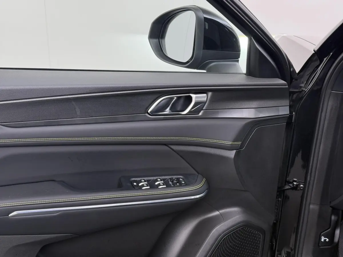 1.5 Core FABRIEKSGARANTIE T/M 2030!!! | ACHTERUITRIJ CAMERA | APPLE CARPLAY / ANDROID AUTO | KEYLESS ENTRY | STOELVERWARMING |