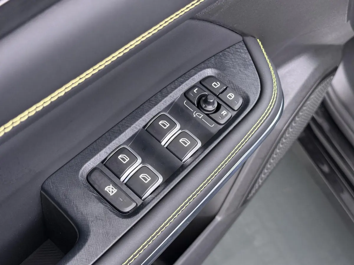 1.5 Core FABRIEKSGARANTIE T/M 2030!!! | ACHTERUITRIJ CAMERA | APPLE CARPLAY / ANDROID AUTO | KEYLESS ENTRY | STOELVERWARMING |