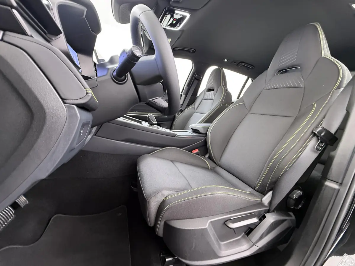 1.5 Core FABRIEKSGARANTIE T/M 2030!!! | ACHTERUITRIJ CAMERA | APPLE CARPLAY / ANDROID AUTO | KEYLESS ENTRY | STOELVERWARMING |