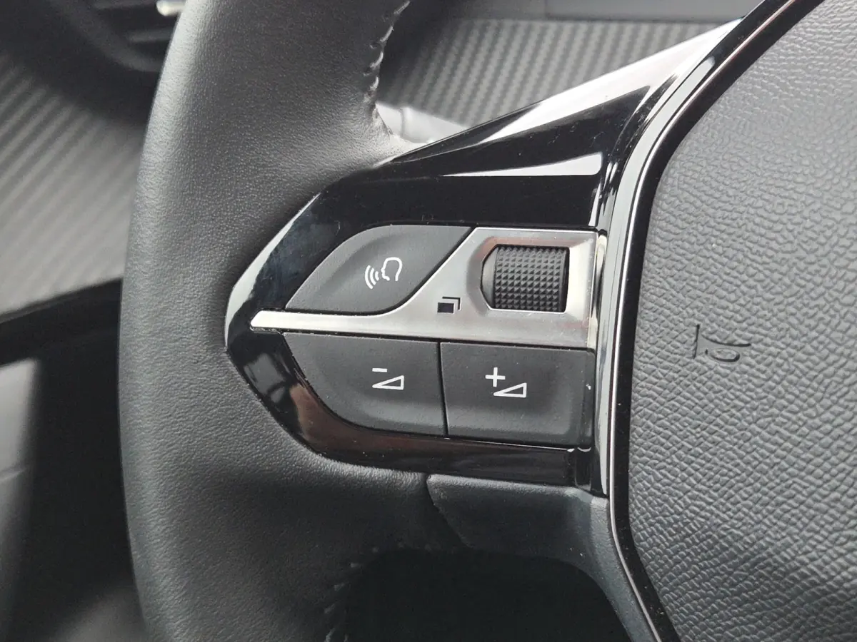 1.2 Hybrid 145 Allure Adaptive CC | Camera | LED | Parkeersensoren | LED | Keyless | Full map navigatie | Carplay/android auto |