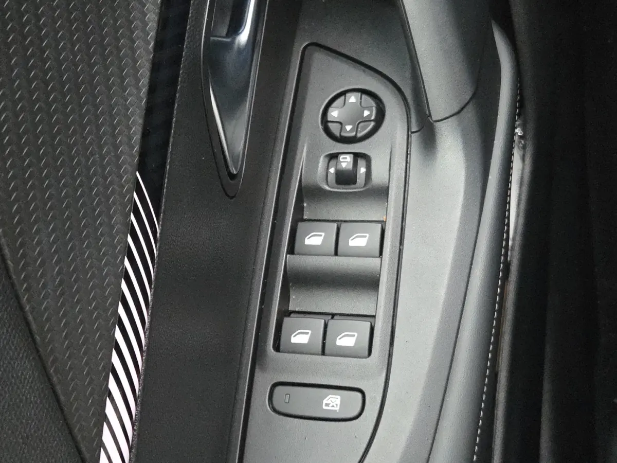 1.2 Hybrid 145 Allure Adaptive CC | Camera | LED | Parkeersensoren | LED | Keyless | Full map navigatie | Carplay/android auto |