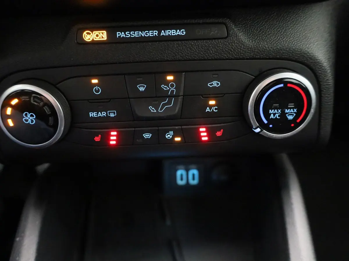1.0 EcoBoost Hybrid Trend Edition Business | APPLE/ANDROID CARPLAY| STOELVERWARMING | LED KOPLAMPEN | 12 MAANDEN BOVAG GARANTIE |