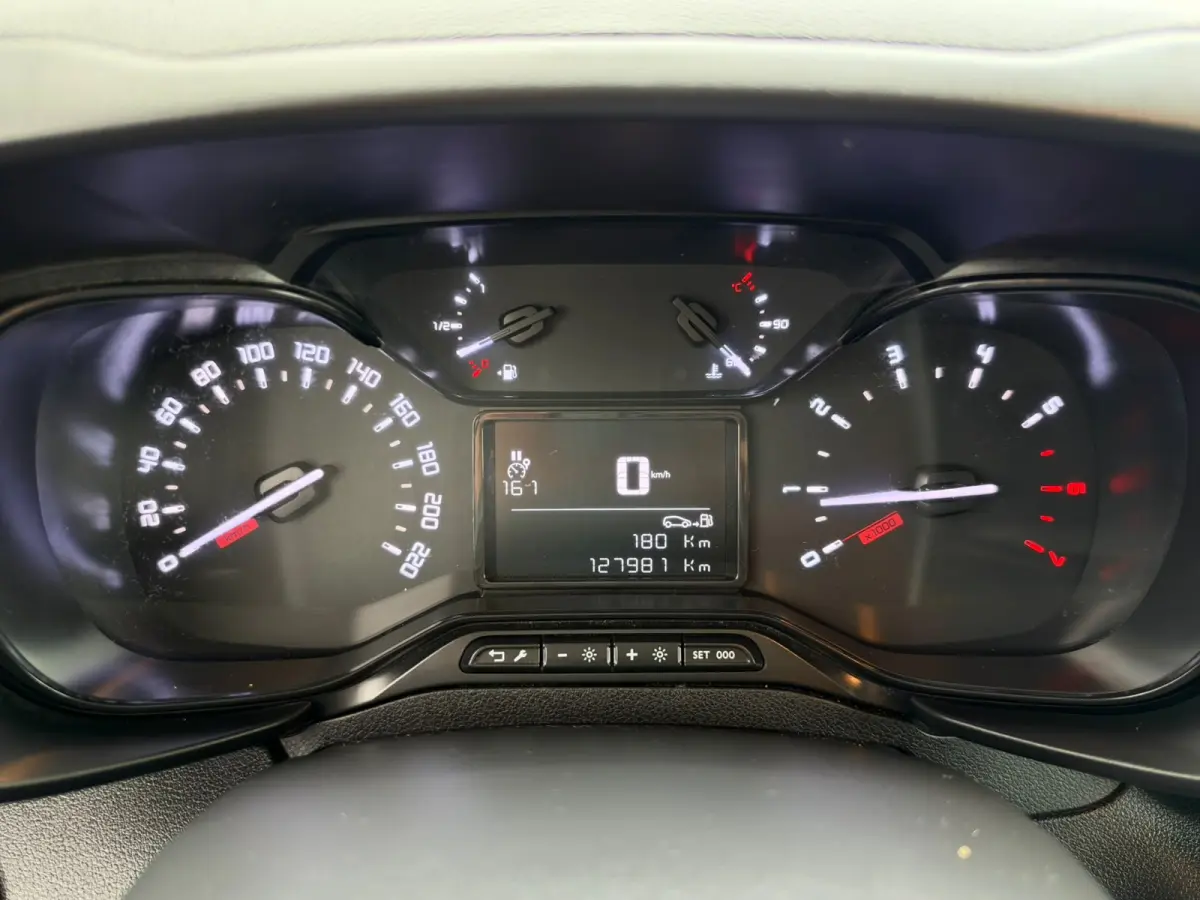 1.5 BlueHDI Club XL | Apple Carplay | Navi | Cruise | Airco |
