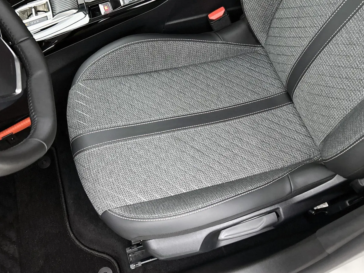1.2 Hybrid 110pk Allure Automaat | Tot 8 Jaar Garantie | Navigatie | Camera Voor + Achter | Climate Control | Adaptieve Cruise Control | Dodehoekdetectie | 16"LMV | LED |