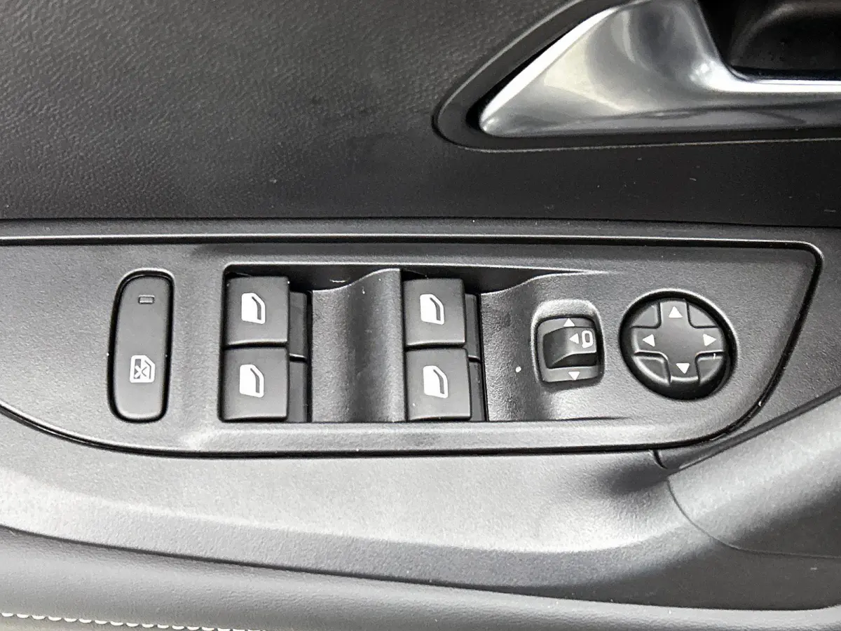 1.2 Hybrid 145pk Allure Automaat | Adaptieve Cruise Control | dakrails | Navigatie | Camera Voor + Achter | Climate Control | 17"LMV | Dodehoekdetectie | LED |