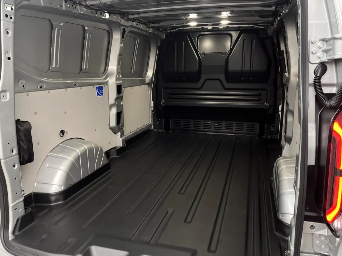 340 L2H1 Limited 71 kWh 218PK Stoel/Stoel 2300KG Trekgewicht Adaptieve Cruise 360 Camera Navi Stoelverwarming Dubbele Armsteun Carplay Blind-Spot 17" Velgen *Nieuw*
