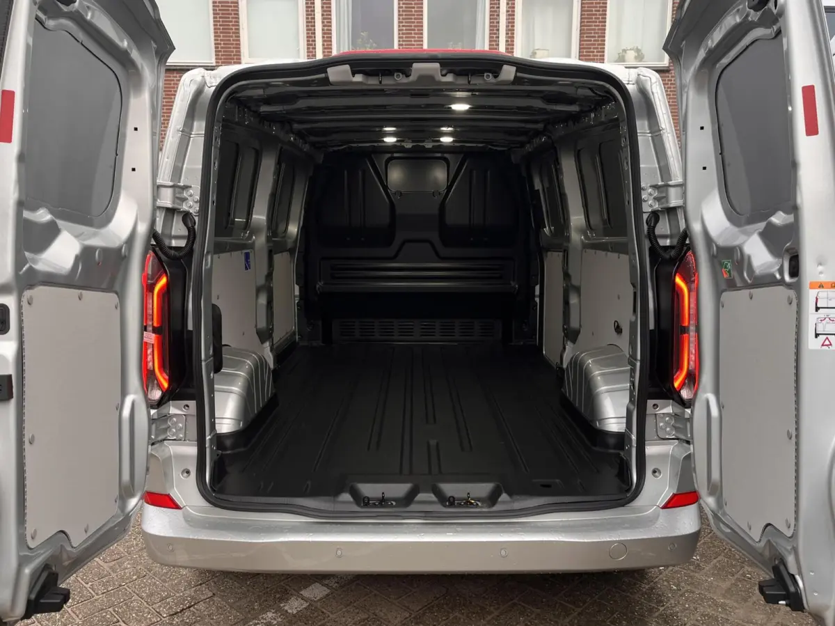 340 L2H1 Limited 71 kWh 218PK Stoel/Stoel 2300KG Trekgewicht Adaptieve Cruise 360 Camera Navi Stoelverwarming Dubbele Armsteun Carplay Blind-Spot 17" Velgen *Nieuw*