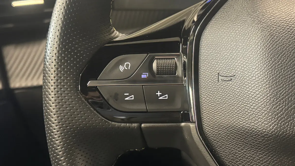 EV 50KWH 136PK GT PACK AUTOMAAT SOH 100% / NAVI / LEDER / CLIMA / PDC / 17" LMV / CAMERA / ALCANTARA / PANO. DAK / KEYLESS / I-COCKPIT / FULL-LED / NIEUWSTAAT !!