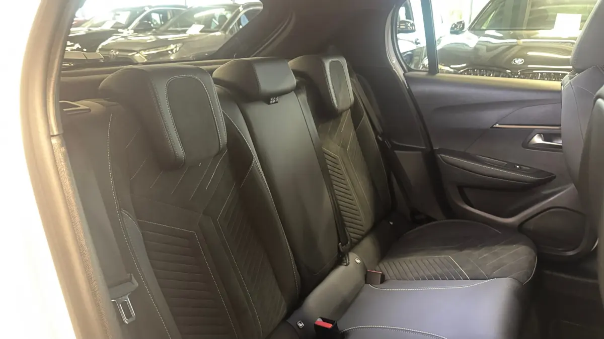 EV 50KWH 136PK GT PACK AUTOMAAT SOH 100% / NAVI / LEDER / CLIMA / PDC / 17" LMV / CAMERA / ALCANTARA / PANO. DAK / KEYLESS / I-COCKPIT / FULL-LED / NIEUWSTAAT !!