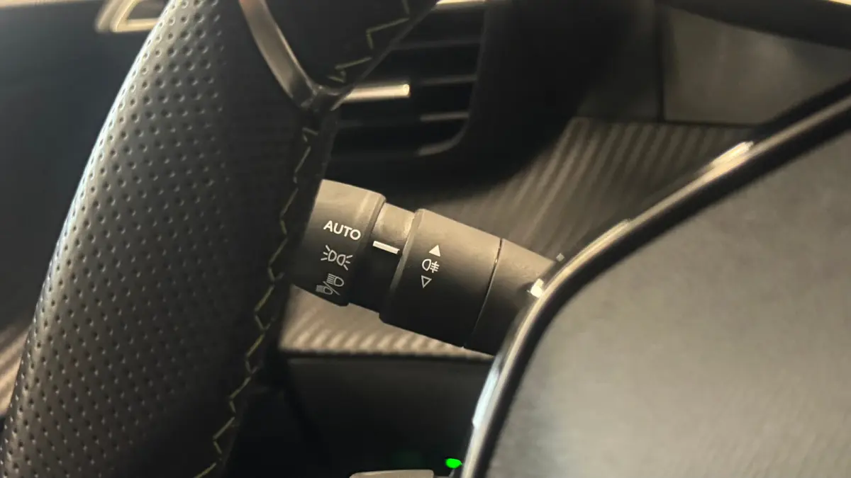 EV 50KWH 136PK GT PACK AUTOMAAT SOH 100% / NAVI / LEDER / CLIMA / PDC / 17" LMV / CAMERA / ALCANTARA / PANO. DAK / KEYLESS / I-COCKPIT / FULL-LED / NIEUWSTAAT !!