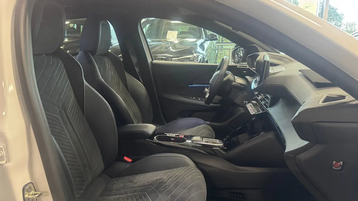 EV 50KWH 136PK GT PACK AUTOMAAT SOH 100% / NAVI / LEDER / CLIMA / PDC / 17" LMV / CAMERA / ALCANTARA / PANO. DAK / KEYLESS / I-COCKPIT / FULL-LED / NIEUWSTAAT !!