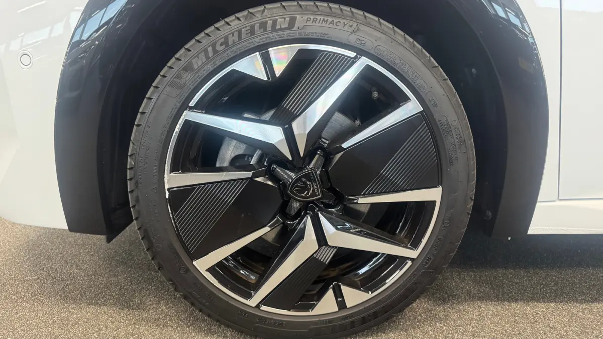 EV 50KWH 136PK GT PACK AUTOMAAT SOH 100% / NAVI / LEDER / CLIMA / PDC / 17" LMV / CAMERA / ALCANTARA / PANO. DAK / KEYLESS / I-COCKPIT / FULL-LED / NIEUWSTAAT !!