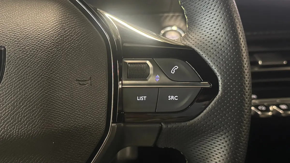 EV 50KWH 136PK GT PACK AUTOMAAT SOH 100% / NAVI / LEDER / CLIMA / PDC / 17" LMV / CAMERA / ALCANTARA / PANO. DAK / KEYLESS / I-COCKPIT / FULL-LED / NIEUWSTAAT !!