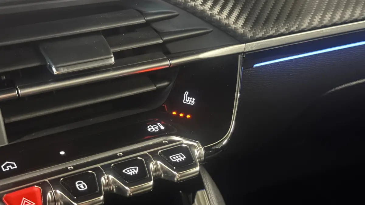 EV 50KWH 136PK GT PACK AUTOMAAT SOH 100% / NAVI / LEDER / CLIMA / PDC / 17" LMV / CAMERA / ALCANTARA / PANO. DAK / KEYLESS / I-COCKPIT / FULL-LED / NIEUWSTAAT !!