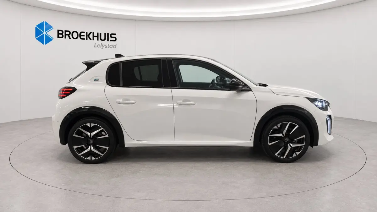 EV 50KWH 136PK GT PACK AUTOMAAT SOH 100% / NAVI / LEDER / CLIMA / PDC / 17" LMV / CAMERA / ALCANTARA / PANO. DAK / KEYLESS / I-COCKPIT / FULL-LED / NIEUWSTAAT !!