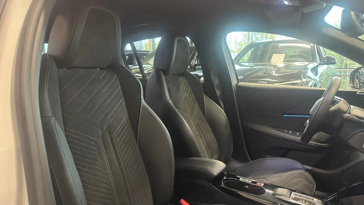 EV 50KWH 136PK GT PACK AUTOMAAT SOH 100% / NAVI / LEDER / CLIMA / PDC / 17" LMV / CAMERA / ALCANTARA / PANO. DAK / KEYLESS / I-COCKPIT / FULL-LED / NIEUWSTAAT !!