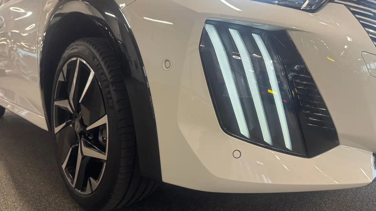 EV 50KWH 136PK GT PACK AUTOMAAT SOH 100% / NAVI / LEDER / CLIMA / PDC / 17" LMV / CAMERA / ALCANTARA / PANO. DAK / KEYLESS / I-COCKPIT / FULL-LED / NIEUWSTAAT !!