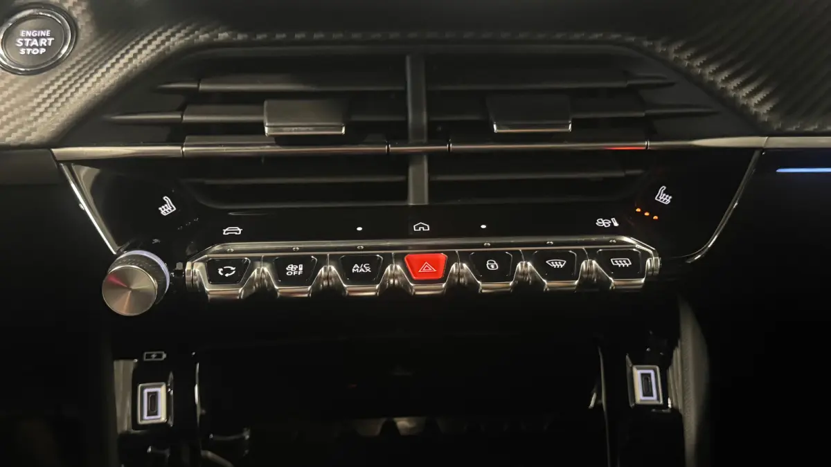 EV 50KWH 136PK GT PACK AUTOMAAT SOH 100% / NAVI / LEDER / CLIMA / PDC / 17" LMV / CAMERA / ALCANTARA / PANO. DAK / KEYLESS / I-COCKPIT / FULL-LED / NIEUWSTAAT !!