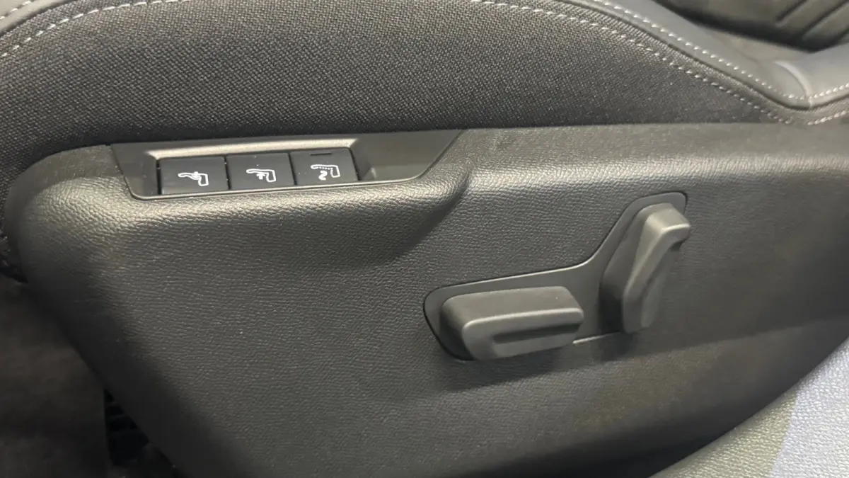 EV 50KWH 136PK GT PACK AUTOMAAT SOH 100% / NAVI / LEDER / CLIMA / PDC / 17" LMV / CAMERA / ALCANTARA / PANO. DAK / KEYLESS / I-COCKPIT / FULL-LED / NIEUWSTAAT !!
