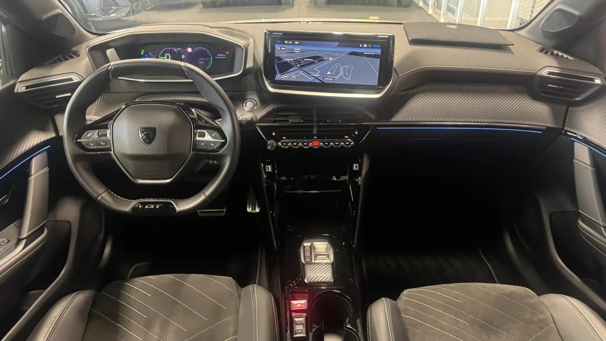 EV 50KWH 136PK GT PACK AUTOMAAT SOH 100% / NAVI / LEDER / CLIMA / PDC / 17" LMV / CAMERA / ALCANTARA / PANO. DAK / KEYLESS / I-COCKPIT / FULL-LED / NIEUWSTAAT !!