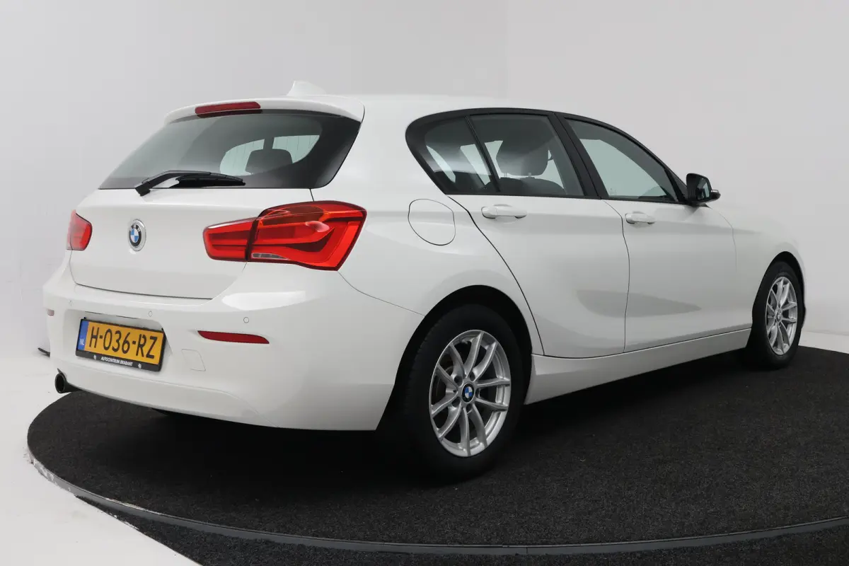 118i Corporate Lease (STOELVERWARMING, NAVIGATIE, CRUISE CONTROL, PARKEERSENSOREN)