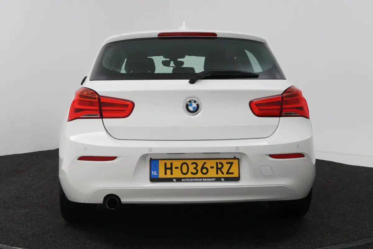 118i Corporate Lease (STOELVERWARMING, NAVIGATIE, CRUISE CONTROL, PARKEERSENSOREN)