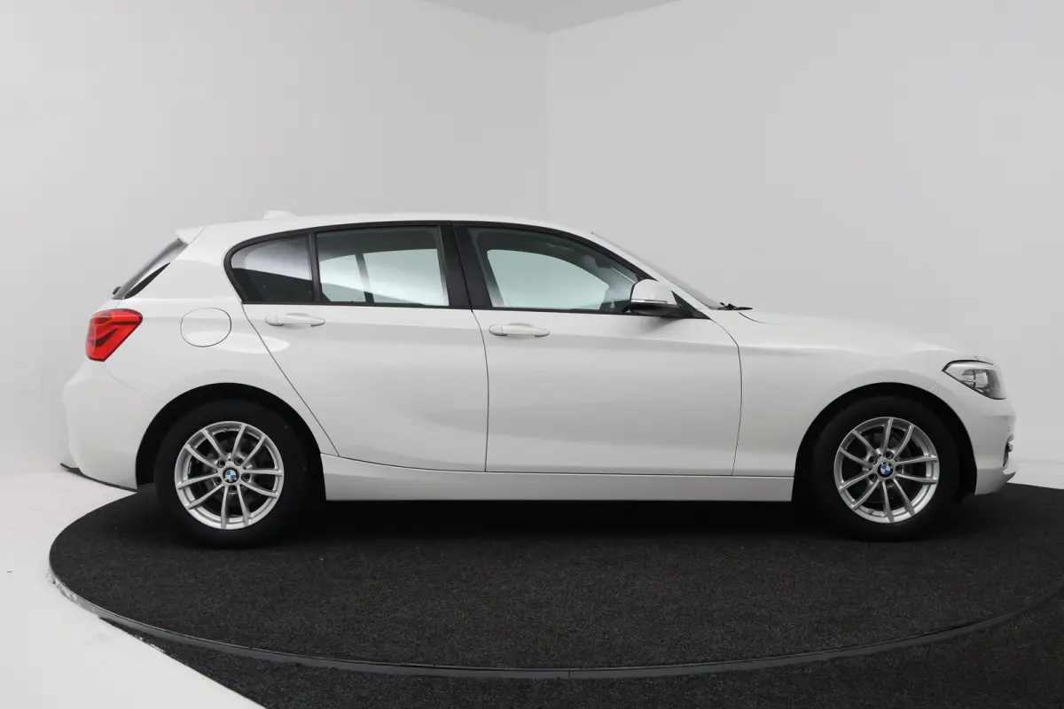 118i Corporate Lease (STOELVERWARMING, NAVIGATIE, CRUISE CONTROL, PARKEERSENSOREN)