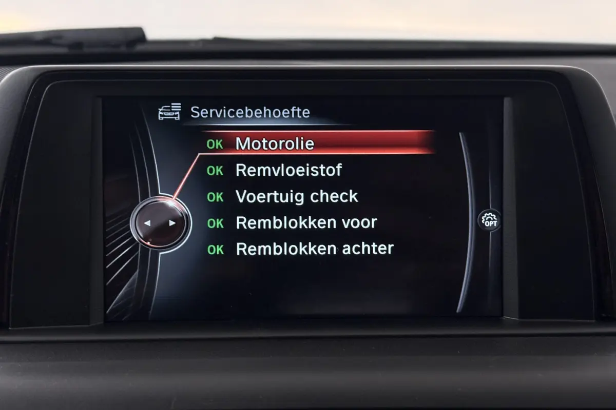 118i Corporate Lease (STOELVERWARMING, NAVIGATIE, CRUISE CONTROL, PARKEERSENSOREN)
