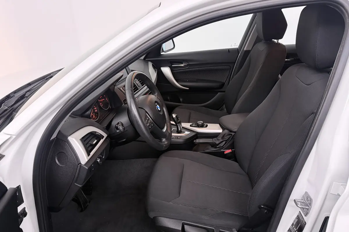 118i Corporate Lease (STOELVERWARMING, NAVIGATIE, CRUISE CONTROL, PARKEERSENSOREN)