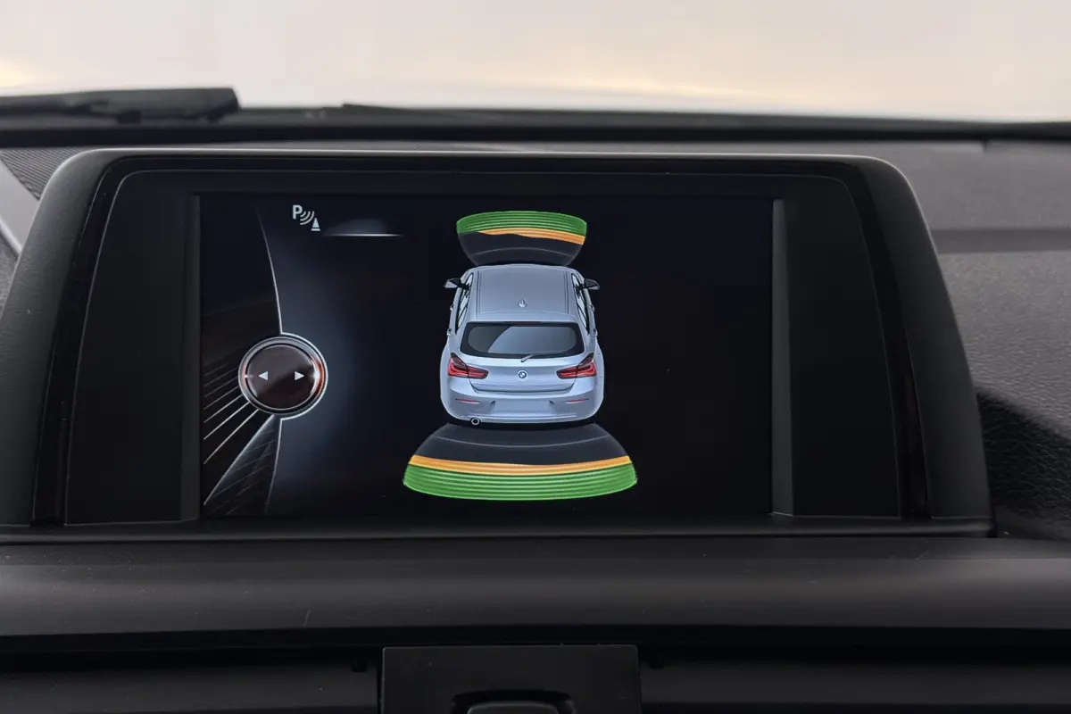 118i Corporate Lease (STOELVERWARMING, NAVIGATIE, CRUISE CONTROL, PARKEERSENSOREN)