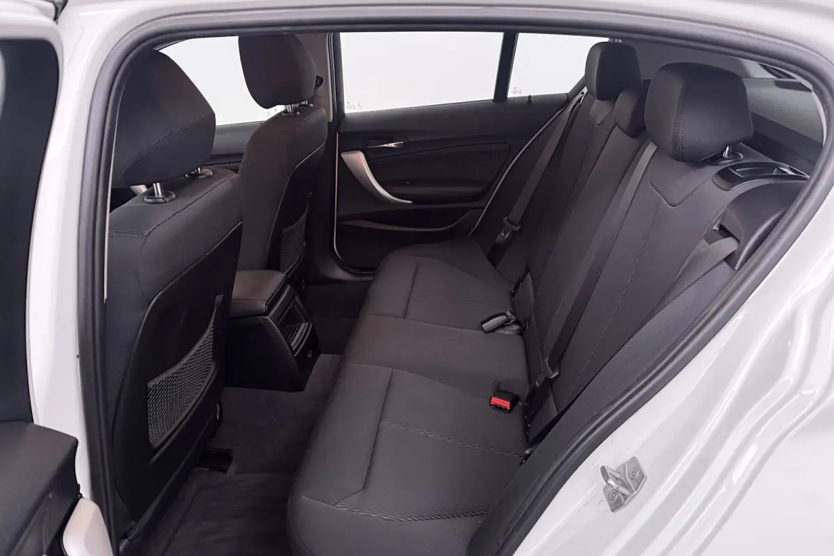 118i Corporate Lease (STOELVERWARMING, NAVIGATIE, CRUISE CONTROL, PARKEERSENSOREN)