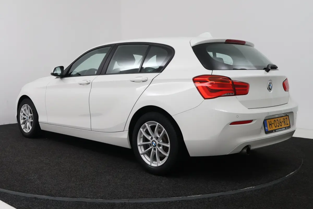 118i Corporate Lease (STOELVERWARMING, NAVIGATIE, CRUISE CONTROL, PARKEERSENSOREN)