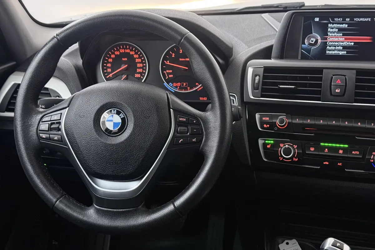 118i Corporate Lease (STOELVERWARMING, NAVIGATIE, CRUISE CONTROL, PARKEERSENSOREN)