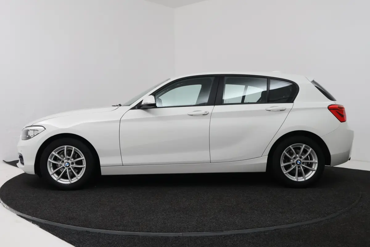118i Corporate Lease (STOELVERWARMING, NAVIGATIE, CRUISE CONTROL, PARKEERSENSOREN)