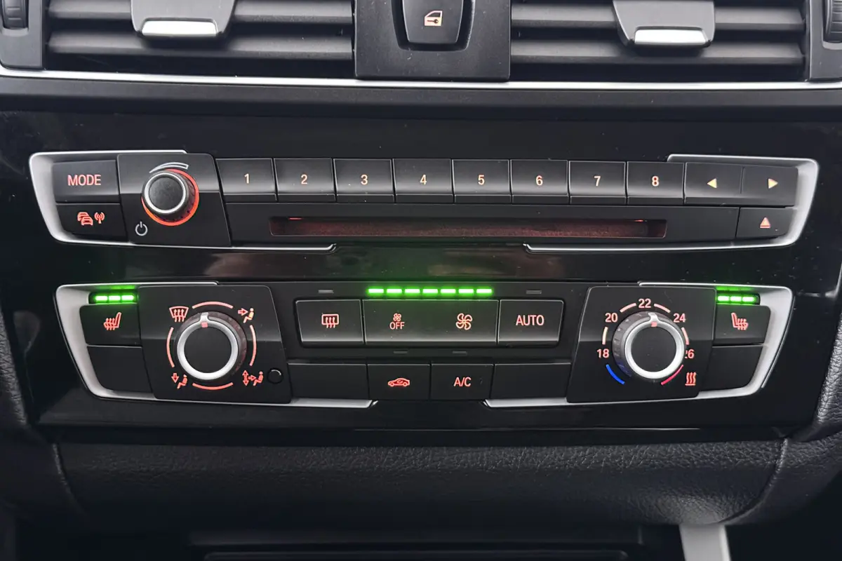 118i Corporate Lease (STOELVERWARMING, NAVIGATIE, CRUISE CONTROL, PARKEERSENSOREN)