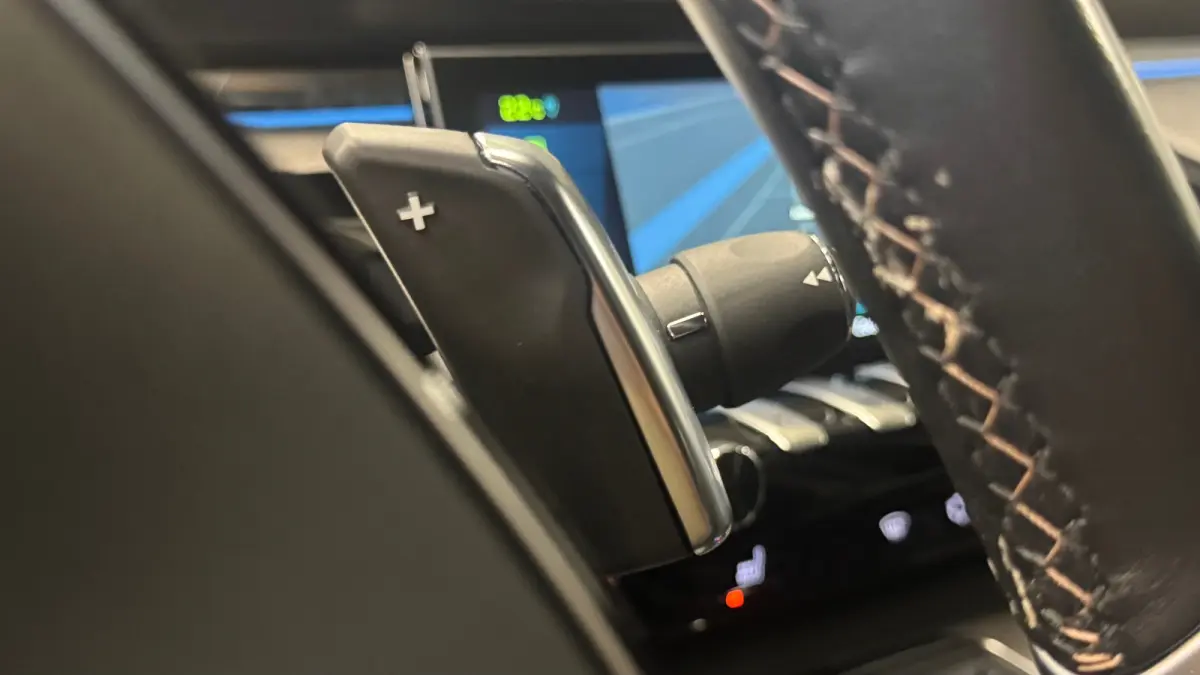 1.6 HYBRID 225PK GT PACK AUTOMAAT / NAVI / LEDER / CLIMA / PDC / 18" LMV / CAMERA / KEYLESS / PANO. DAK  / I-COCKPIT / FULL-LED / WINTERPAKKET / FOCAL AUDIO / ADAPT. CRUISECONTROL / FULL-OPT