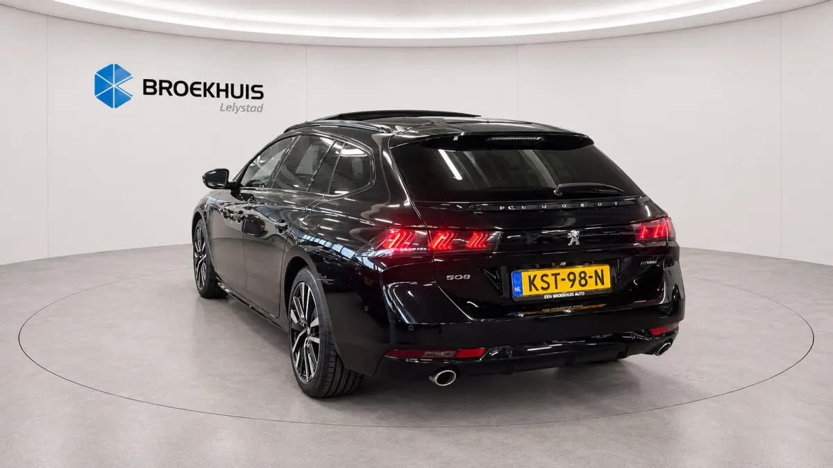 1.6 HYBRID 225PK GT PACK AUTOMAAT / NAVI / LEDER / CLIMA / PDC / 18" LMV / CAMERA / KEYLESS / PANO. DAK  / I-COCKPIT / FULL-LED / WINTERPAKKET / FOCAL AUDIO / ADAPT. CRUISECONTROL / FULL-OPT